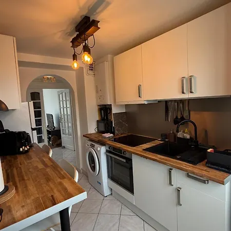 Apartment Appt Aux Arceaux, Centre, Balcon, Wifi, Parking, Netflix